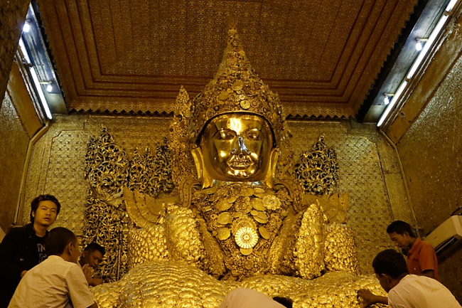 Mandalay-Bouddha Mahamuni-064